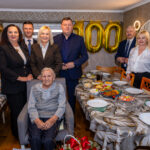 Zdjęcie z przyjęcia urodzinowego Józefy Bartkowskiej, obchodzącej setne urodziny z rodziną i przyjaciółmi.