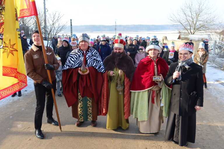 Trzeci w historii Orszak Trzech Króli w Chełmcach. Wierni odtańczyli  poloneza w takt kolędy „Bóg się rodzi”