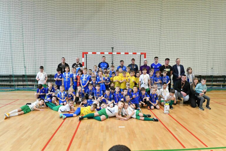 Grali z sercem dla Mikołaja. Charytatywny turniej najmłodszych piłkarzy w Mniowie