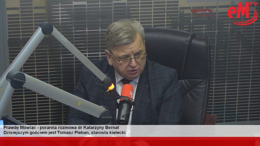 Osoba prowadząca rozmowę w Radiu eM na temat dróg powiatowych