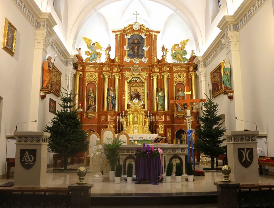 Wnętrze zabytkowego kościoła z odnowionym ołtarzem