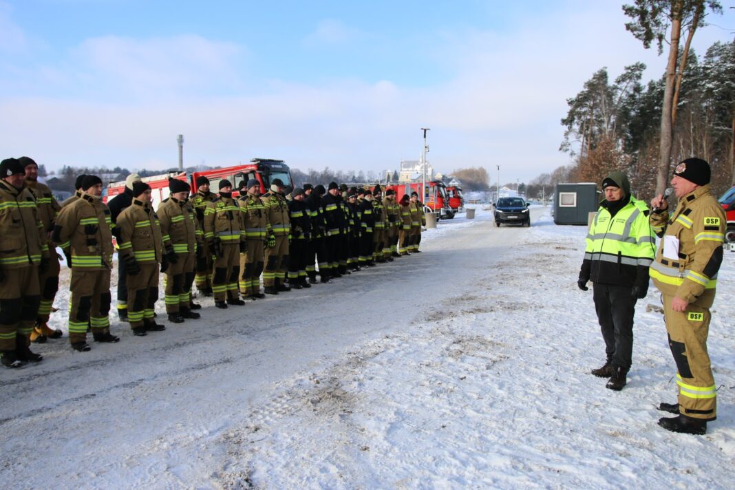Strażacy OSP w Morawicy podczas ćwiczeń ratowniczych na lodzie
