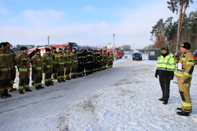Ćwiczenia OSP nad zalewem w Morawicy – ratownictwo na lodzie