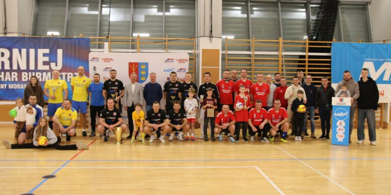 Grupa uczestników XVI edycji Piłkarskiego Turnieju Oldbojów