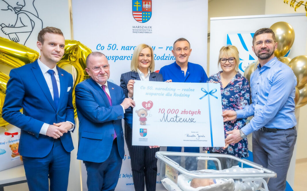 Osoby trzymające czek o wartości 10 tys. zł dla 50. narodzonego dziecka w WSzZ w Kielcach.