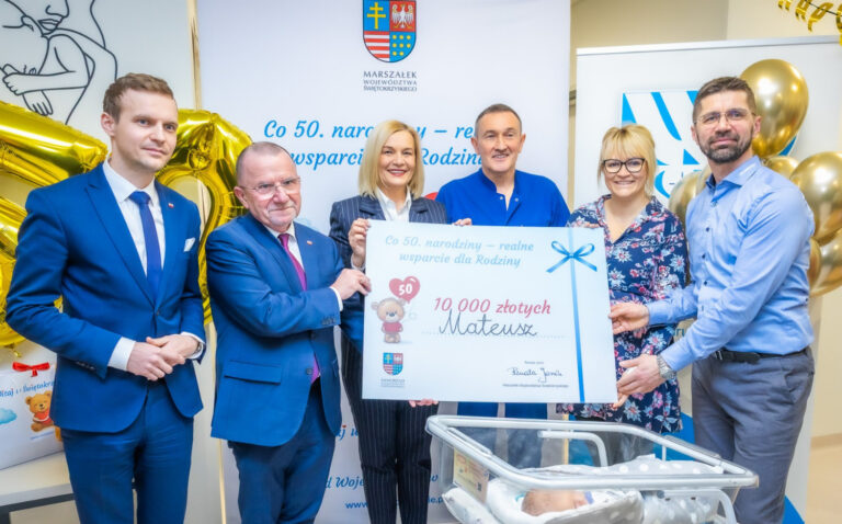 Czek dla 50. narodzonego dziecka w WSzZ w Kielcach wręczony! 10 tys. zł wsparcia!