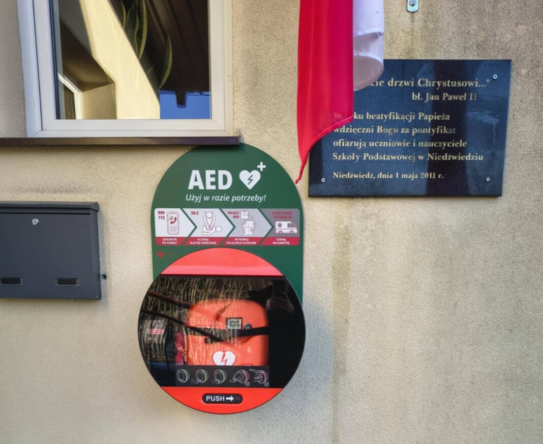 Defibrylator AED zamontowany na ścianie budynku w gminie Strawczyn.