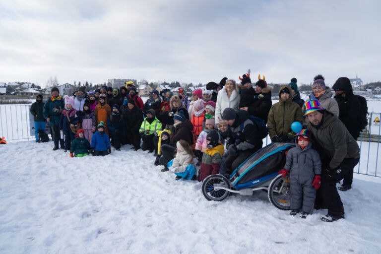 Grupa uczestników Rajdu Karnawałowego w Morawicy na śniegu