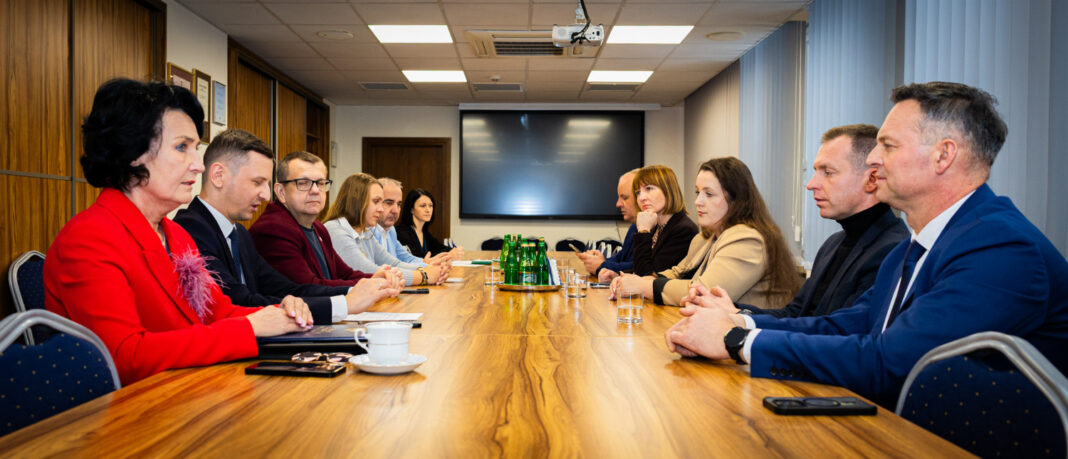 Osoby siedzące przy stole w trakcie posiedzenia Świętokrzyskiej Rady Działalności Pożytku Publicznego VI kadencji