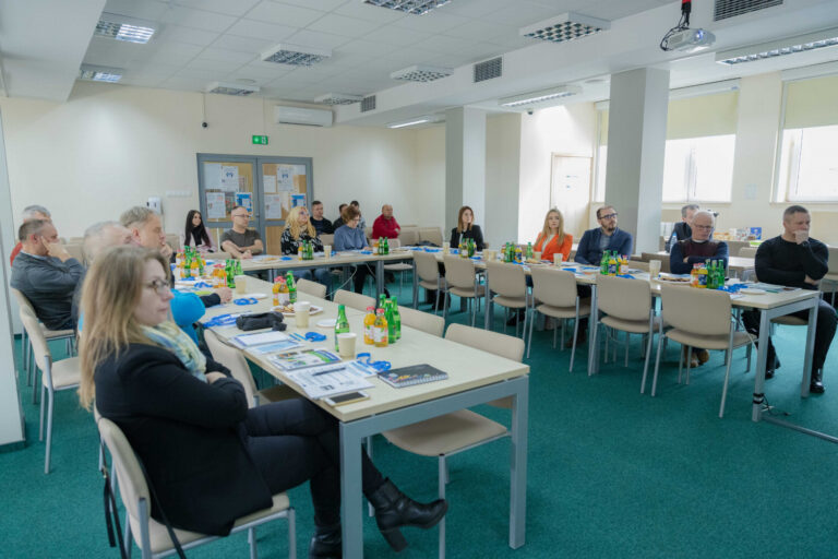 Grupa osób uczestniczących w warsztatach dotyczących Funduszy Europejskich