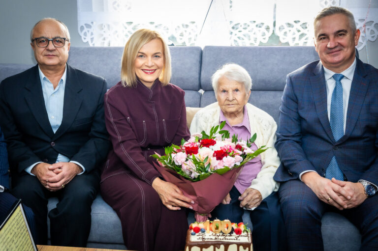 100 lat pięknego życia – wyjątkowa wizyta marszałek u jubilatki z gminy Mniów
