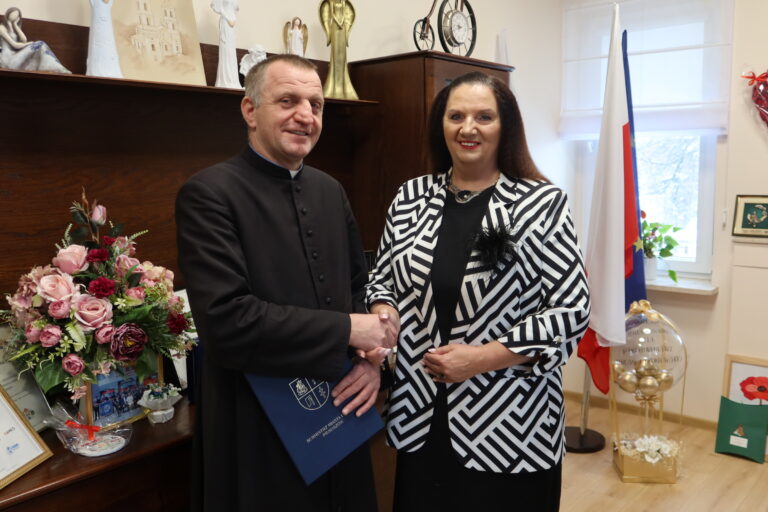 Piekoszów stawia na rewitalizację. Gmina i parafia podpisały umowę partnerstwa na wspólny projekt