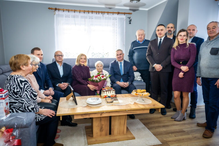 Pani Marianna Sadko z Mniowa świętowała setne urodziny. Były kwiaty, tort i życzenia dwustu lat życia