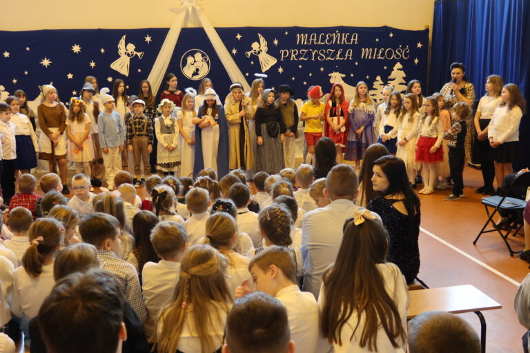Jasełka w szkołach gminy Piekoszów. Piękna opowieść o Bożym Narodzeniu [WIDEO]