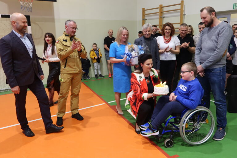 „Pomagamy, bo dobre serca mamy!” Charytatywny turniej w Rykoszynie pokazał jak wielkie serca mają mieszkańcy! [WIDEO]