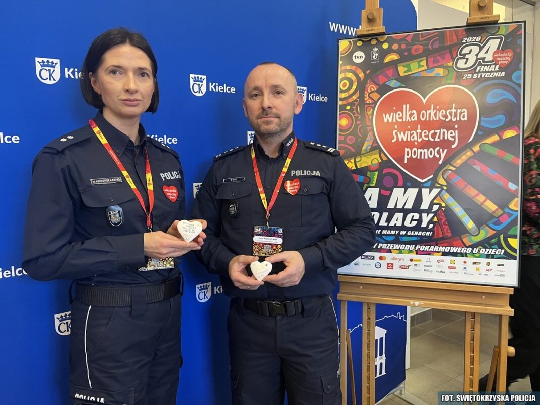Kieleccy policjanci podczas akcji „Malowanie serc” dla WOŚP w Kielcach