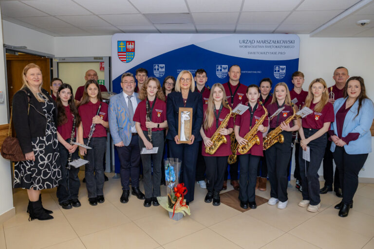 Orkiestra Dęta z Pierzchnicy z wizytą u Marszałek Renaty Janik
