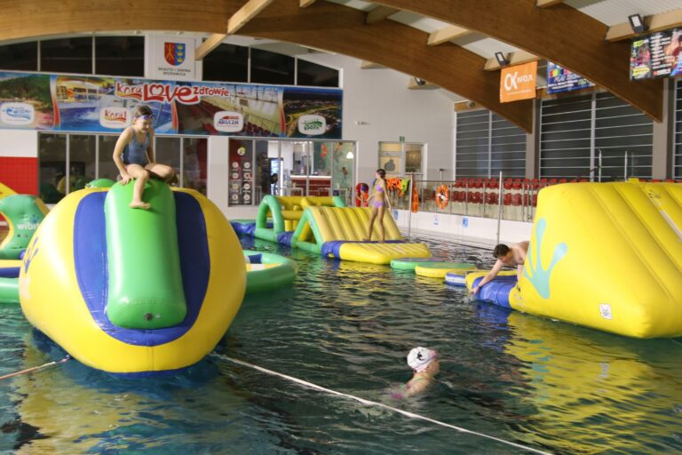 Wodny tor przeszkód hitem ferii w krytej pływalni KORAL!