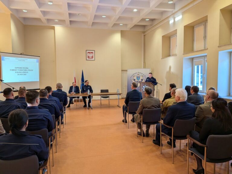 Podsumowanie pracy policjantów w 2025 roku i przekazanie nowych radiowozów