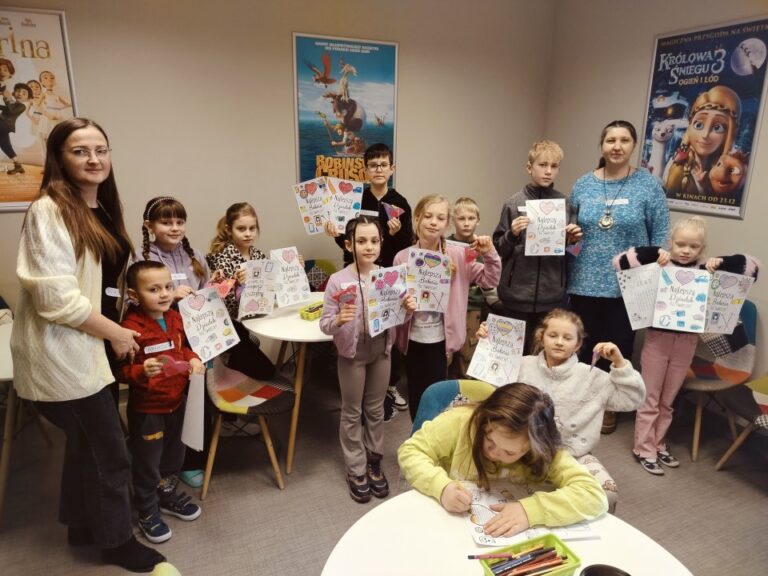 Grupa dzieci z nauczycielami prezentująca swoje prace plastyczne podczas ferii zimowych 2026 w Morawicy.