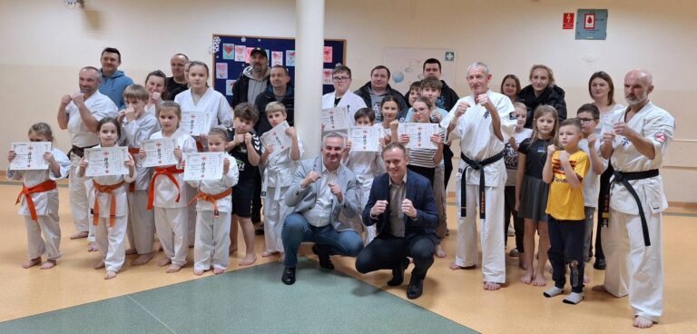 Egzaminy karate na stopnie KYU w Mniowie. Młodzi zawodnicy zdali ważny test umiejętności i charakteru