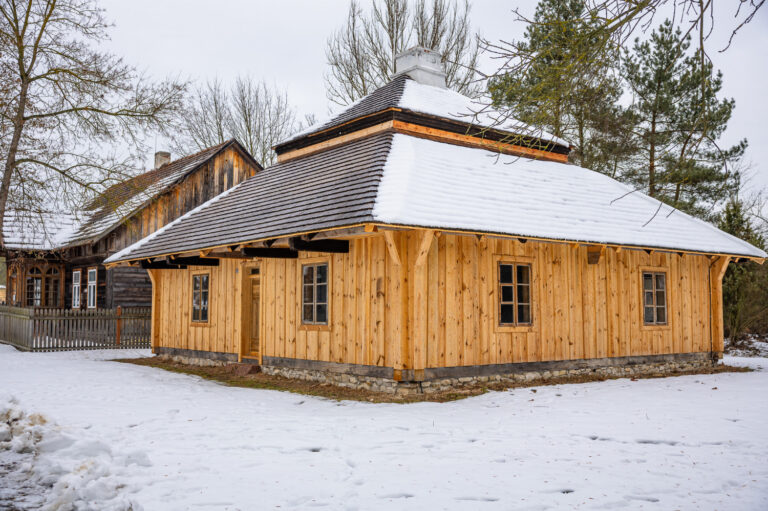 Konserwacja zabytkowych tkanin i nowy obiekt dla zwiedzających – plany Muzeum Wsi Kieleckiej