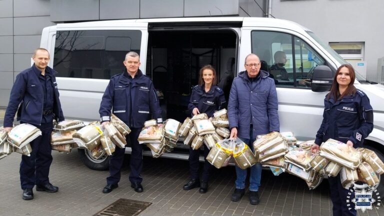 Policjanci z Wydziału Konwojowego z pomocą najmłodszym pacjentom