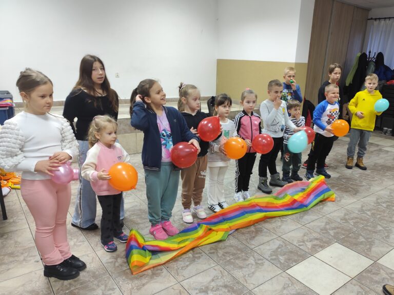 Grupa dzieci z balonami w świetlicy podczas ferii zimowych w Łabędziowie