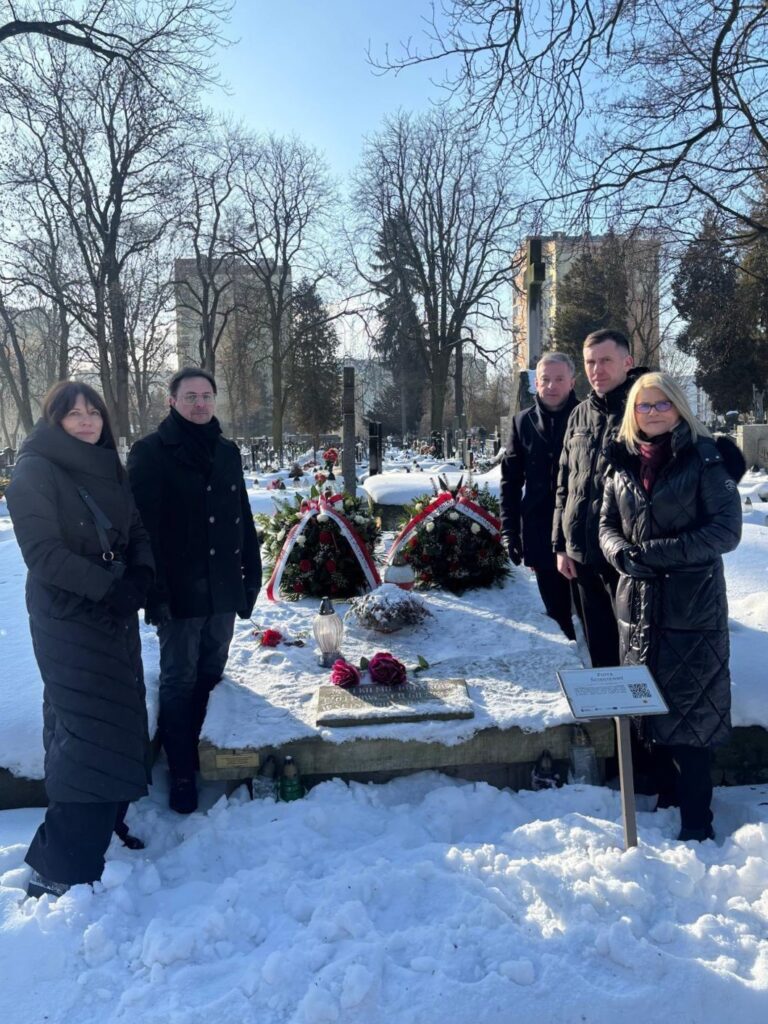 Delegacja z gminy Morawica oddaje hołd na grobie ks. Piotra Ściegiennego w zimowej scenerii