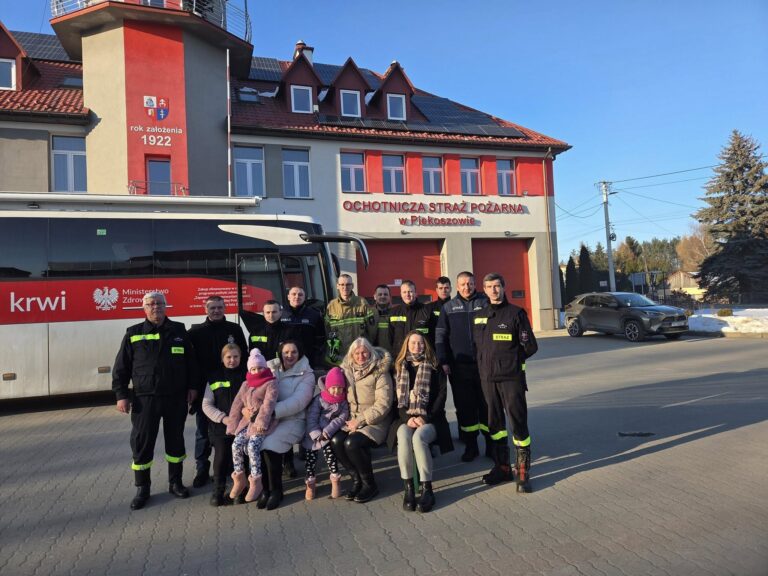Przed remizą OSP w Piekoszowie znów popłynęła pomoc. Rekordowa zbiórka krwi otworzyła drugą edycję ważnej akcji