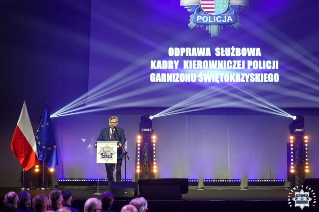 Oficjalna odprawa służbowa kadry kierowniczej garnizonu świętokrzyskiego z udziałem flag Polski oraz Unii Europejskiej.