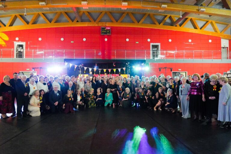 Pełni życia i&nbsp;w&nbsp;doskonałej formie. Chęcińscy seniorzy podbili parkiet podczas niezwykłego balu dla seniorów!