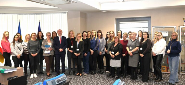 Pracownicy socjalni i asystenci rodzin szkolą się w starostwie