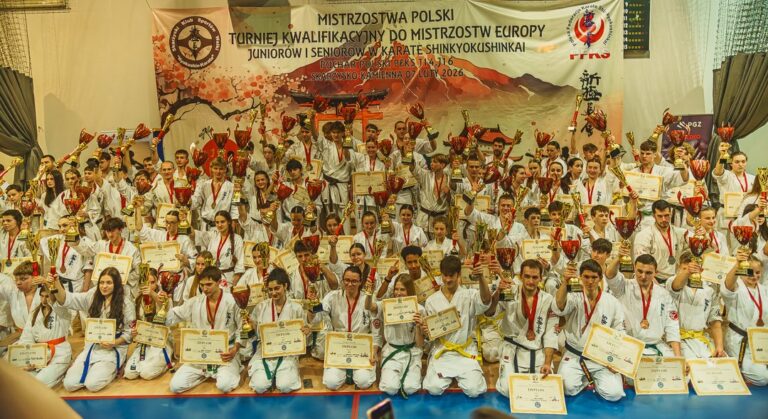 Grupa karateka z klubu Morawica i Piekoszów na Mistrzostwach Polski