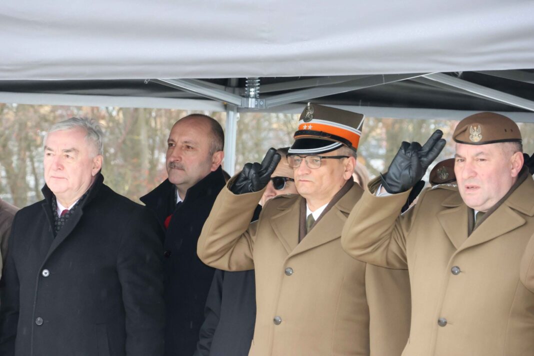 Osoby w mundurach podczas uroczystości rocznicowej