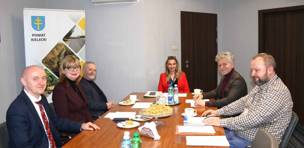 Spotkanie członków Rady Programowej Powiatowego Centrum Kultury przy stole konferencyjnym.