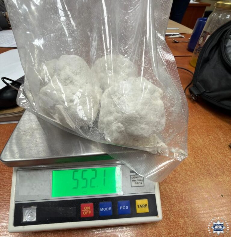 Zabezpieczone narkotyki w plastikowym worku na wadze, pokazujące masę 552,1 grama.