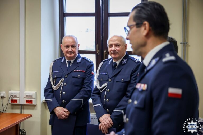 Oficerowie policji w oficjalnych mundurach podczas ceremonii