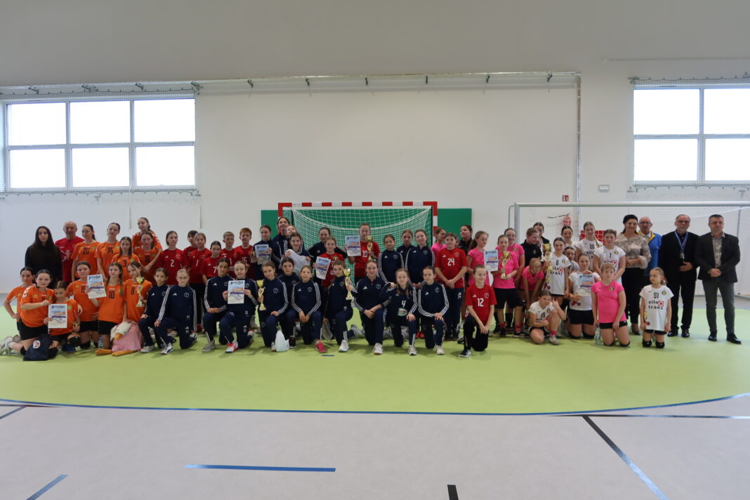 Grupowe zdjęcie uczestników turnieju piłki ręcznej w Micigoździe.
