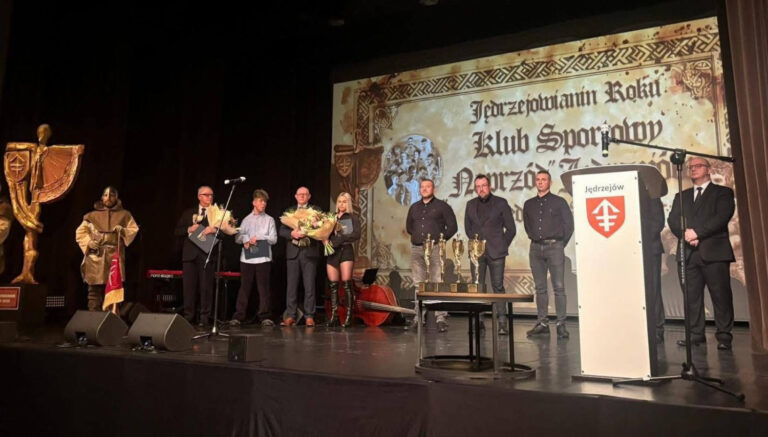 Ludzie stojący na scenie z nagrodami podczas gali z okazji 755-lecia Jędrzejowa.