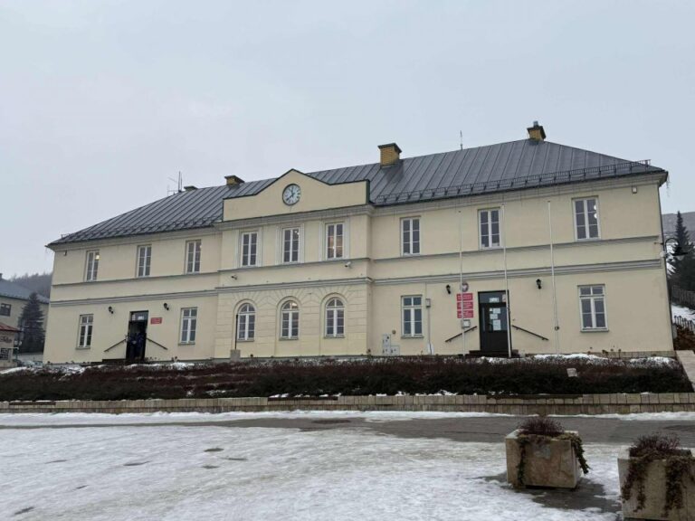 Zabytkowy budynek Urzędu Gminy i Miasta w Chęcinach zimą