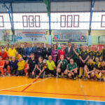 Zdjęcie grupowe uczestników Turnieju Piłki Nożnej Osób z Niepełnosprawnościami w Nowinach