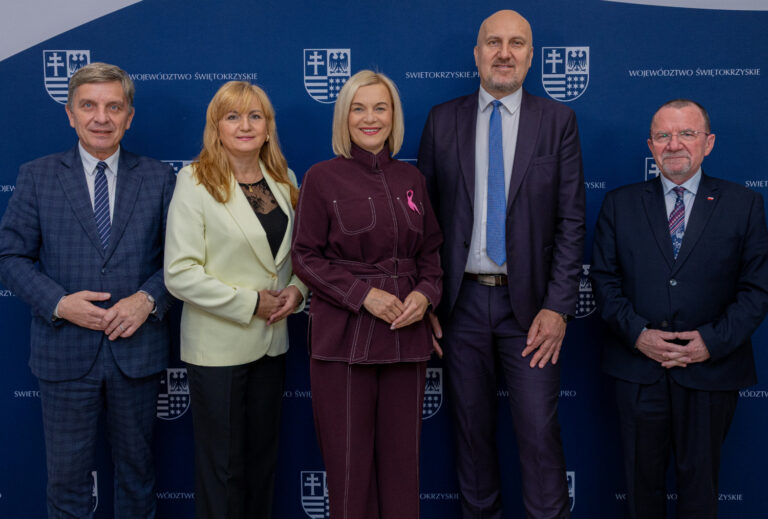 Przedstawiciele gmin Wodzisław i Nowa Słupia podczas konferencji dotyczącej unijnego wsparcia na rozwój sieci wodociągowej