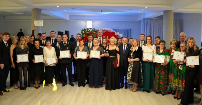 Zdjęcie z gali Lider Dobroczynności 2025 w Gminie Sadowie, uczestnicy z certyfikatami