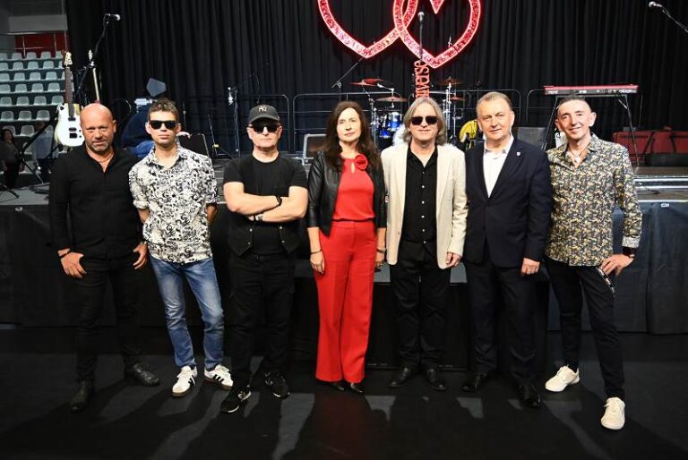 Członkowie zespołu Universe i goście podczas koncertu walentynkowego w Chęcinach