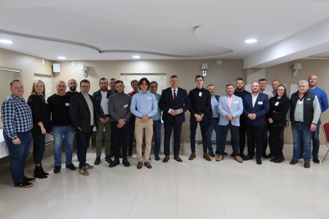 Grupa uczestników Akademii Menedżera w Strawczynie