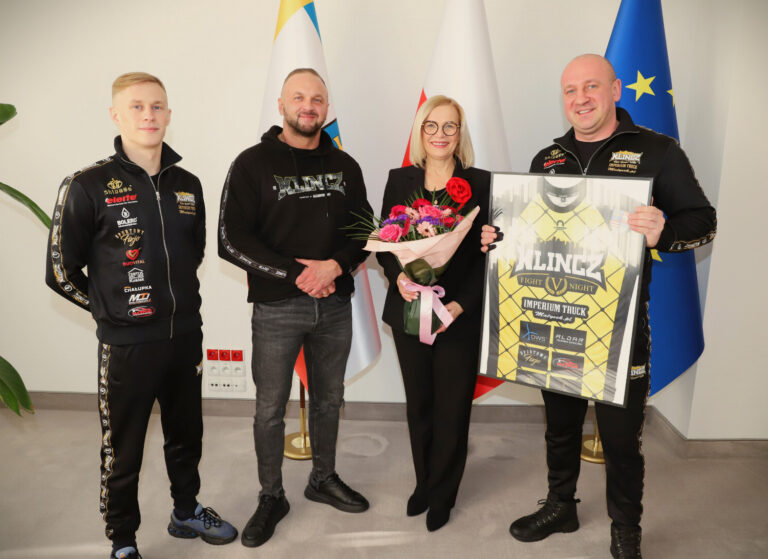 Wychowankowie Klincz Kielce i trener Rafał Maciaszek spotkali się z Marszałek Renatą Janik