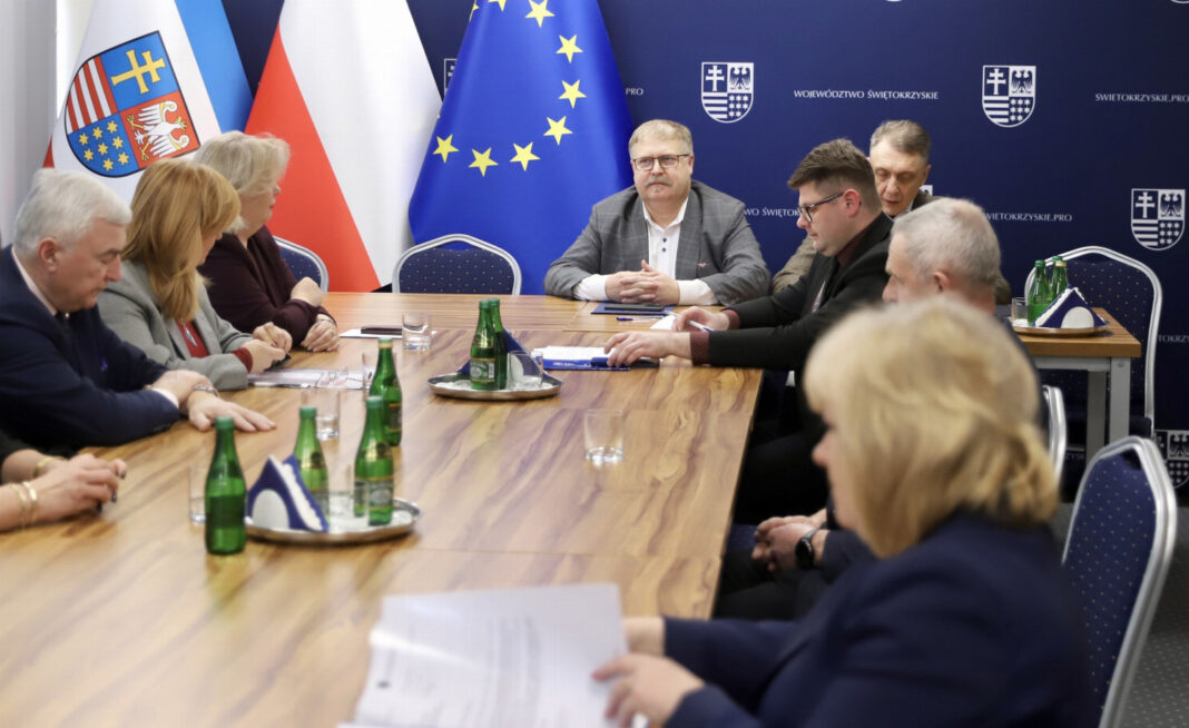 Spotkanie Komisji Edukacji, Kultury i Sportu Sejmiku z uczestnikami przy stole