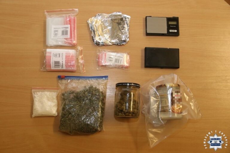 Zabezpieczone opakowania z substancjami oraz akcesoria na stole, związane z artykułem o kryjówce narkotykowej