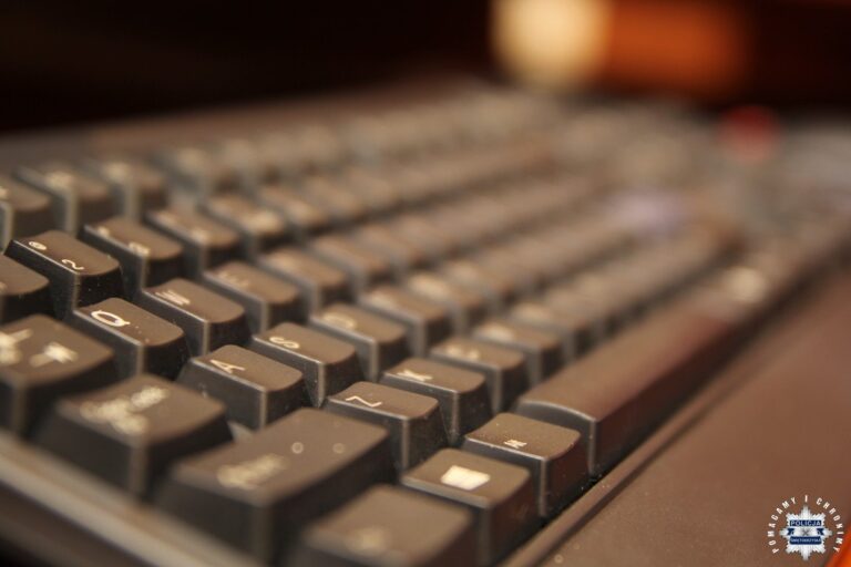 Zbliżenie na klawiaturę komputerową symbolizującą zagrożenia internetowe